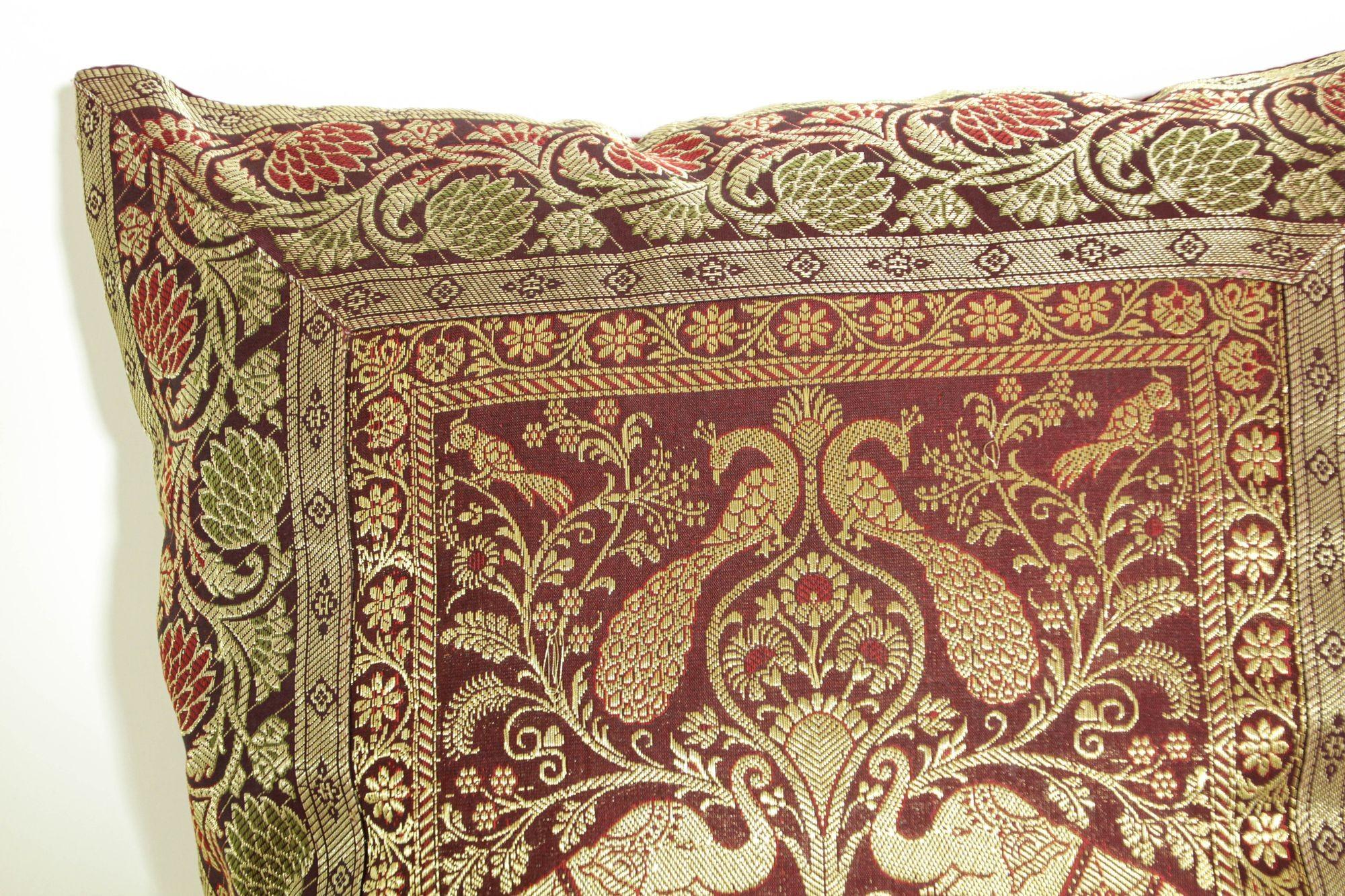 Throw-Kissen aus Seide mit Elefanten und Pfauen, Indien im Angebot 5