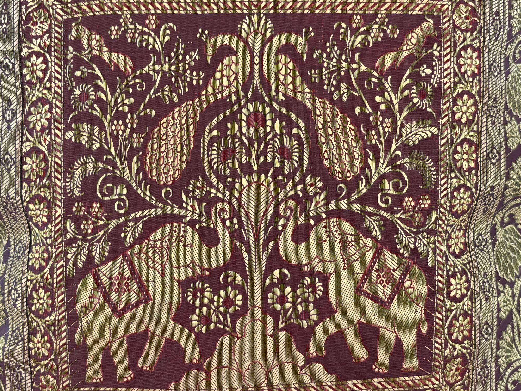 Throw-Kissen aus Seide mit Elefanten und Pfauen, Indien im Angebot 8