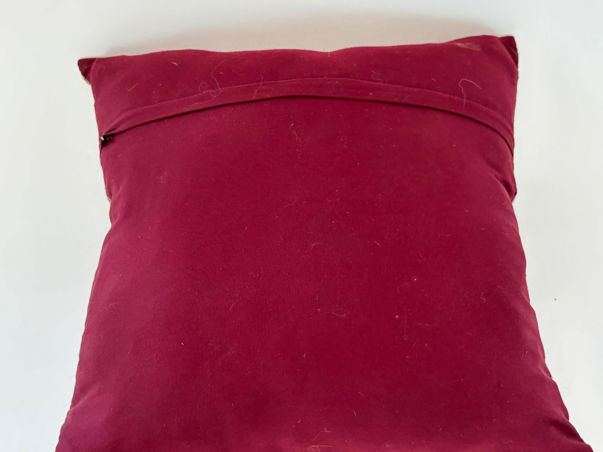 Throw-Kissen aus Seide mit Elefanten und Pfauen, Indien im Angebot 9