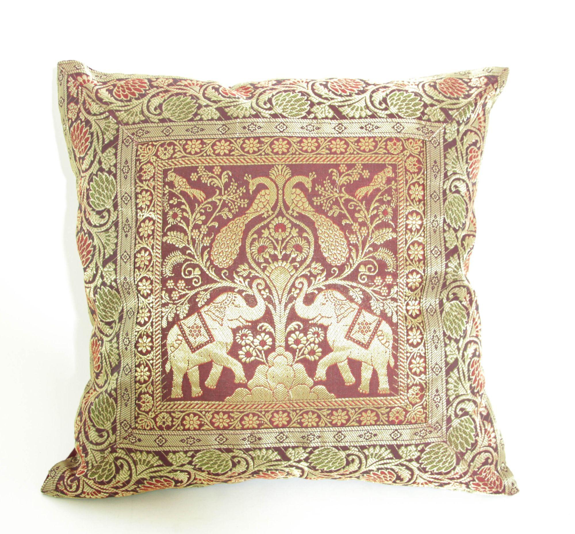 Dekorative Akzent Seide Brokat werfen Kissen Kissen.
Seidenkissenbezug aus rotem Brokat und goldenen Metallfäden.
Indisch inspiriertes Design mit Pfauen und Elefanten als Zierkissen aus Seidenbrokat.
Elefanten mit aufgestellten Rüsseln, Vögel und
