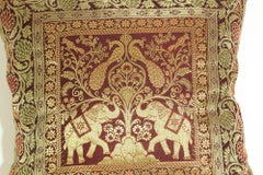 Coussin décoré d'éléphants et de paons de l'Inde