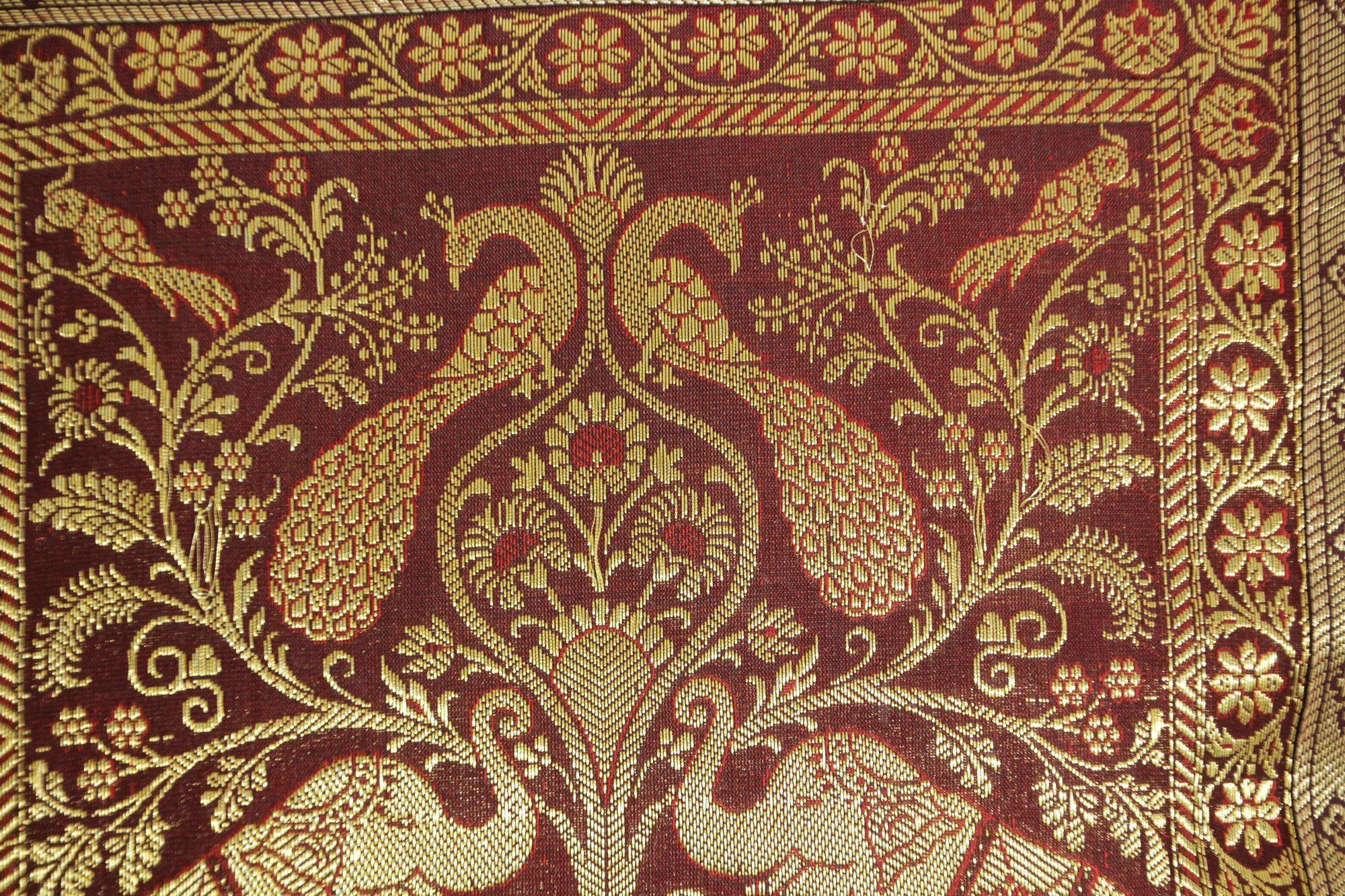 Throw-Kissen aus Seide mit Elefanten und Pfauen, Indien (Indisch) im Angebot