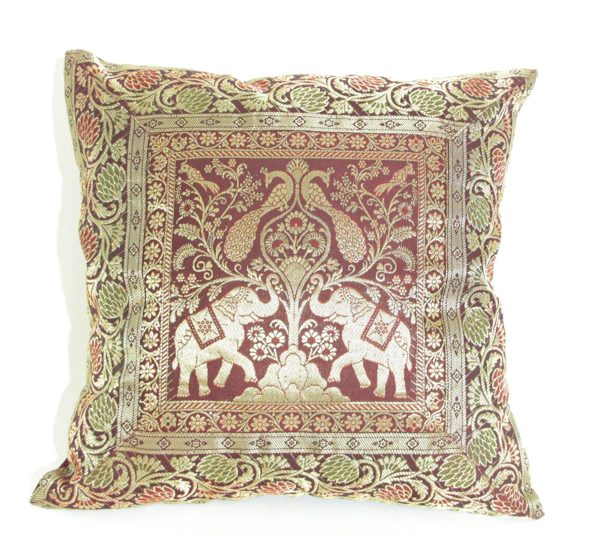 Throw-Kissen aus Seide mit Elefanten und Pfauen, Indien (Brokat) im Angebot
