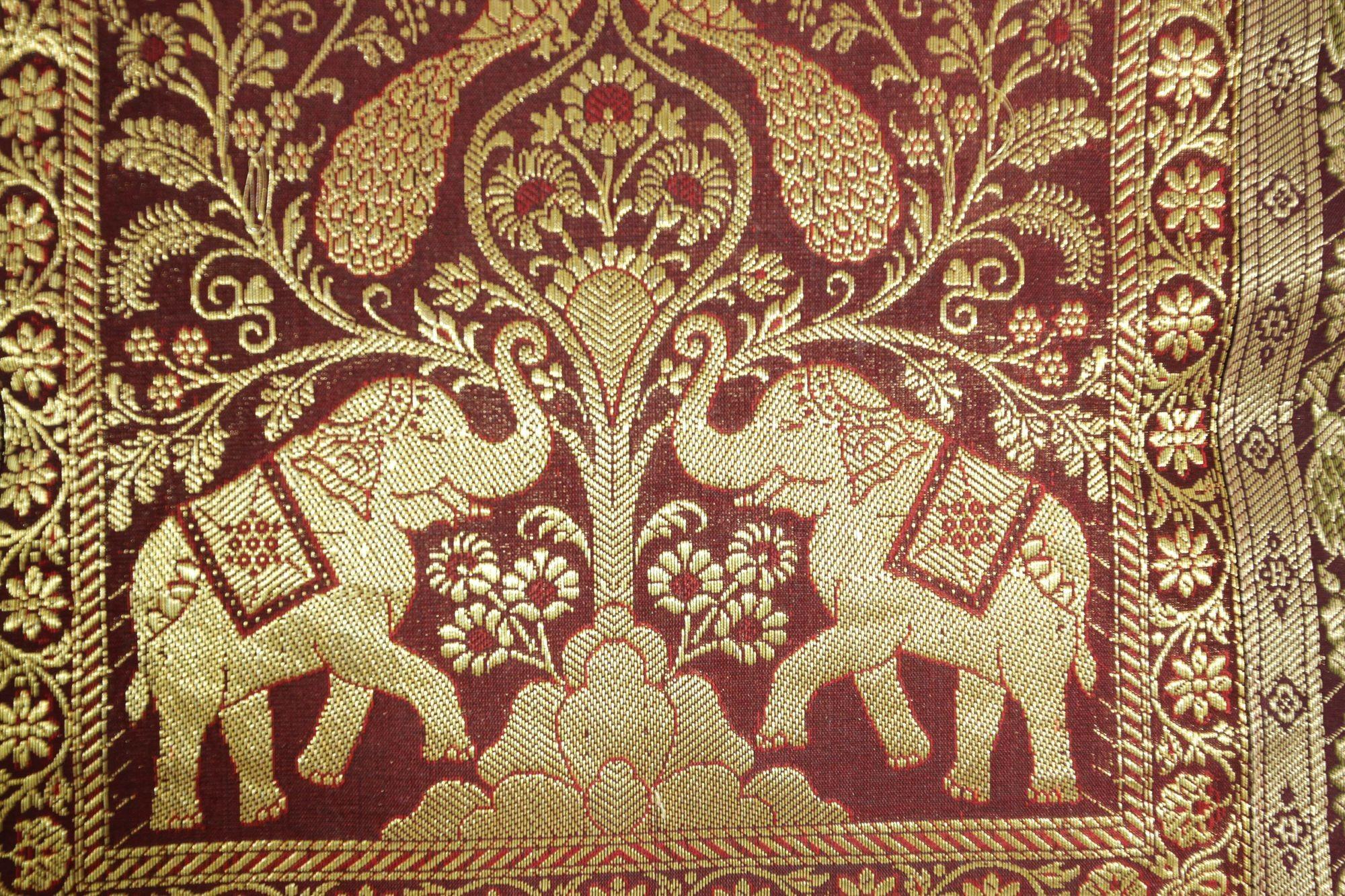 Throw-Kissen aus Seide mit Elefanten und Pfauen, Indien im Angebot 1