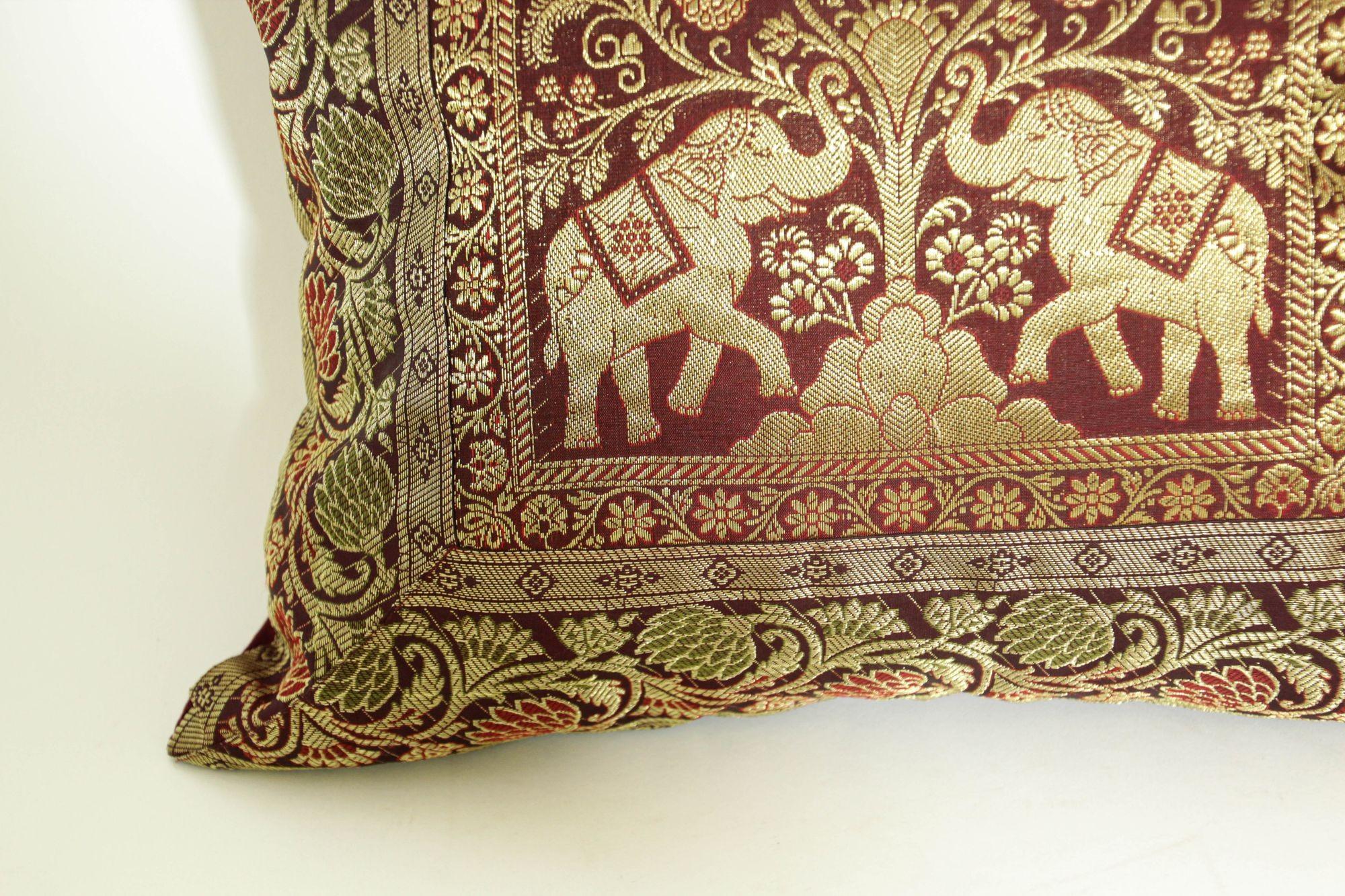 Throw-Kissen aus Seide mit Elefanten und Pfauen, Indien im Angebot 2