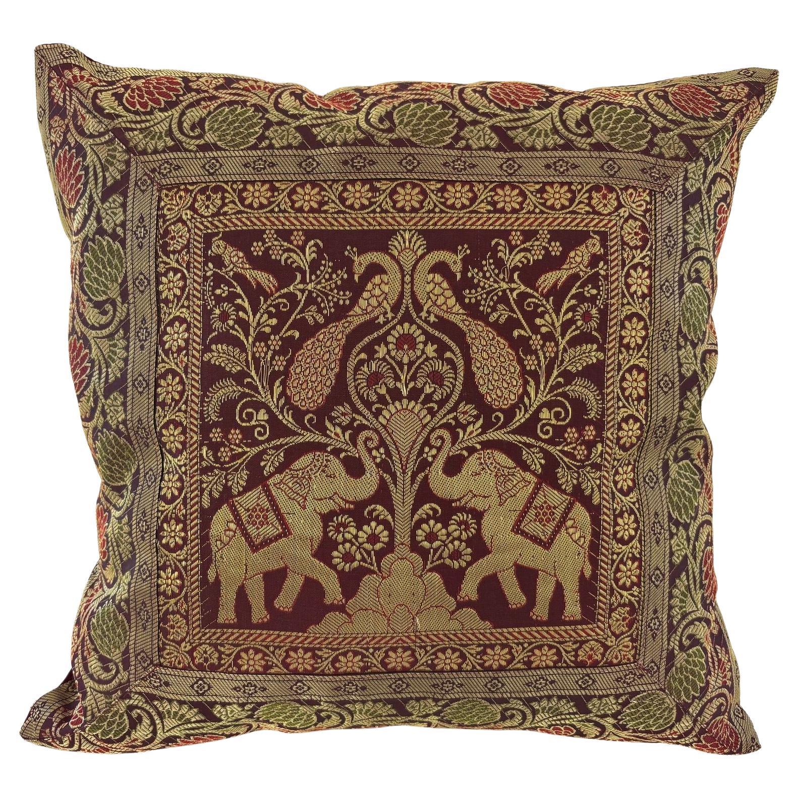 Throw-Kissen aus Seide mit Elefanten und Pfauen, Indien