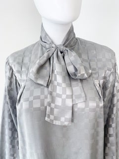 Seidenstoff Pussy Bow Bluse Top Grau Geometrischer Druck Größe 10/12, 1980er