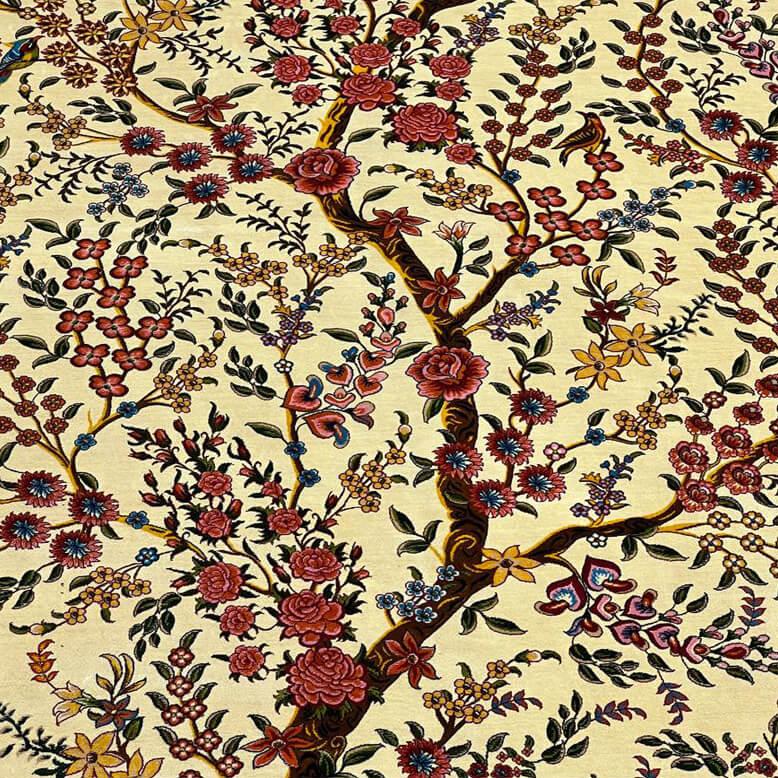 Seta Tappeto Albero della Vita in seta con motivi di Branch e Gazzelle in fiore su campo avorio in vendita