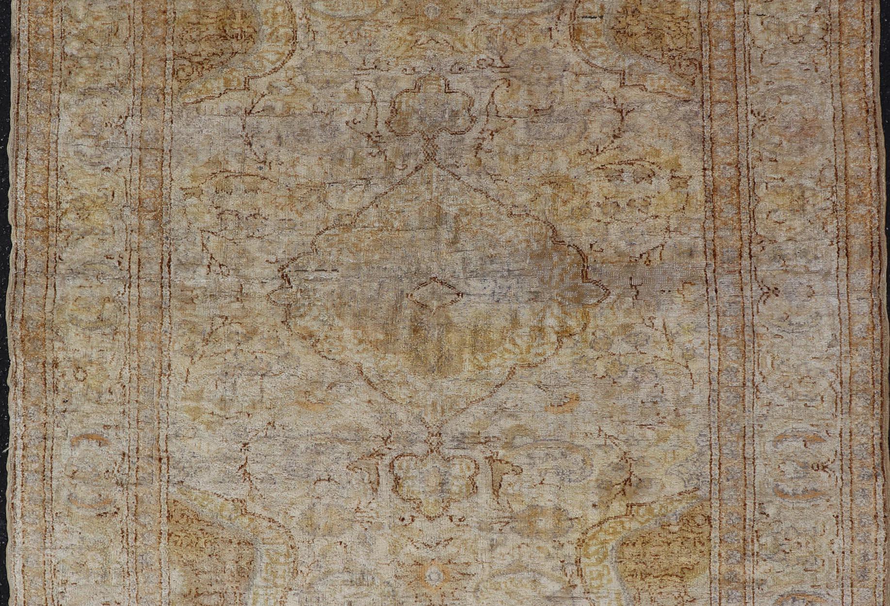 Alfombra turca Sivas de seda en tonos marfil, marrón y amarillo Oushak en venta