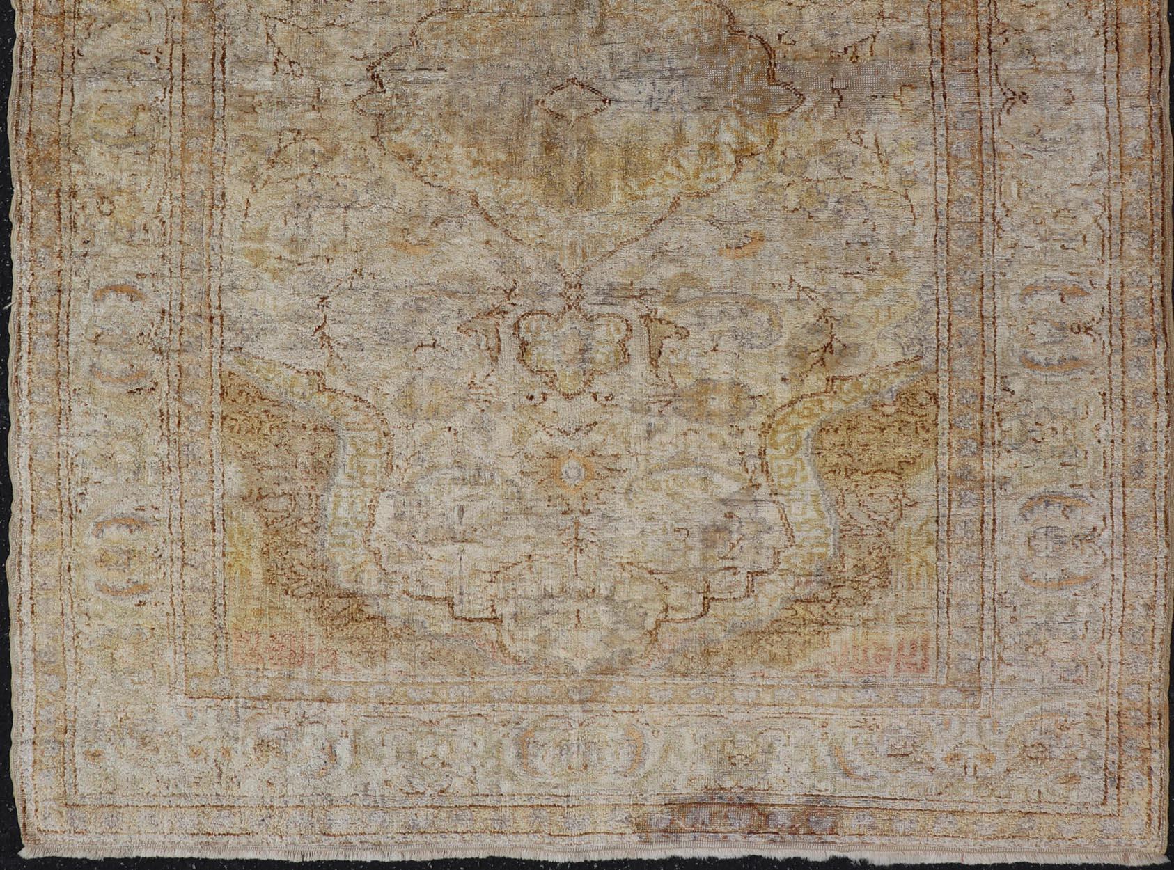 Alfombra turca Sivas de seda en tonos marfil, marrón y amarillo Turco en venta