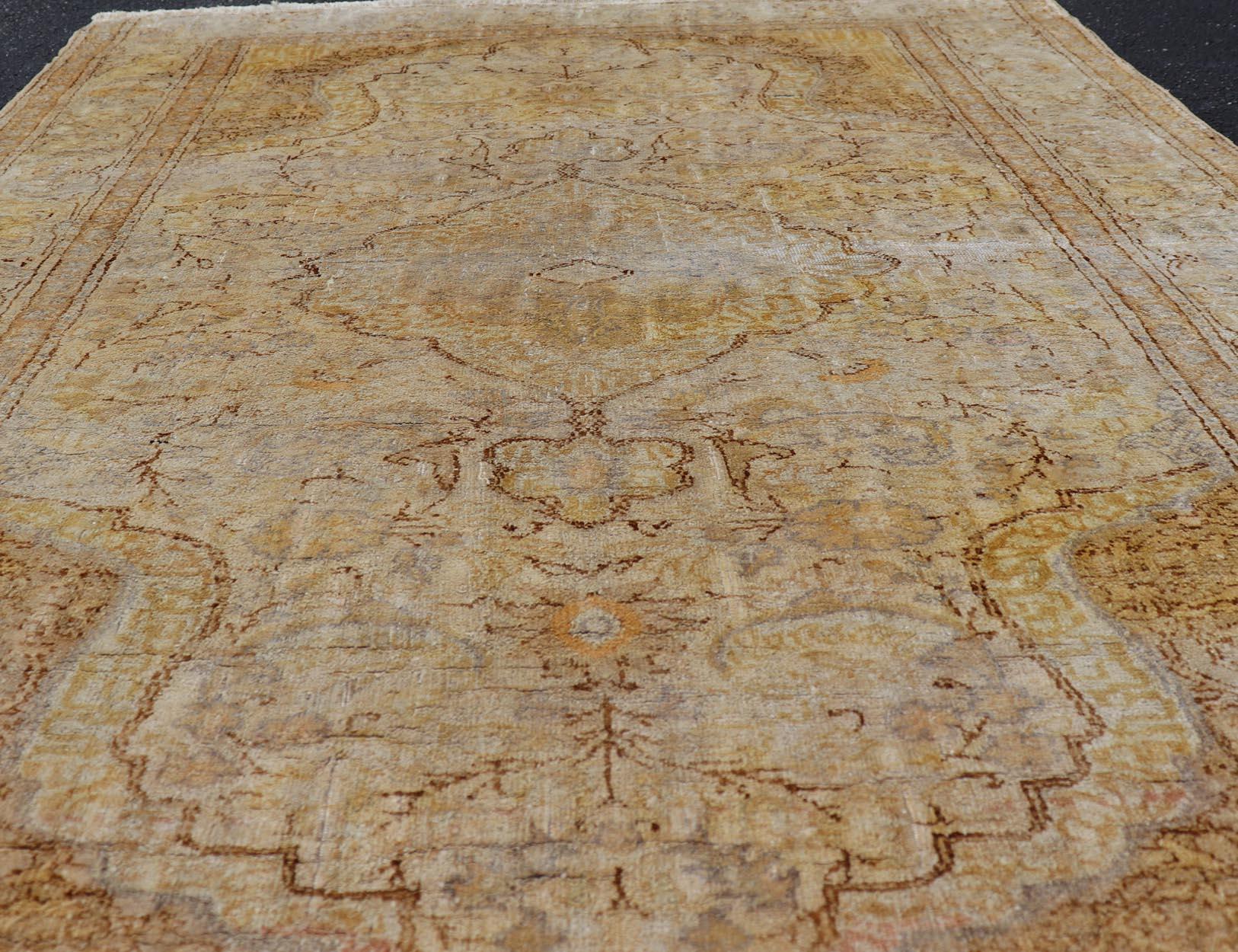 Alfombra turca Sivas de seda en tonos marfil, marrón y amarillo Anudado a mano en venta