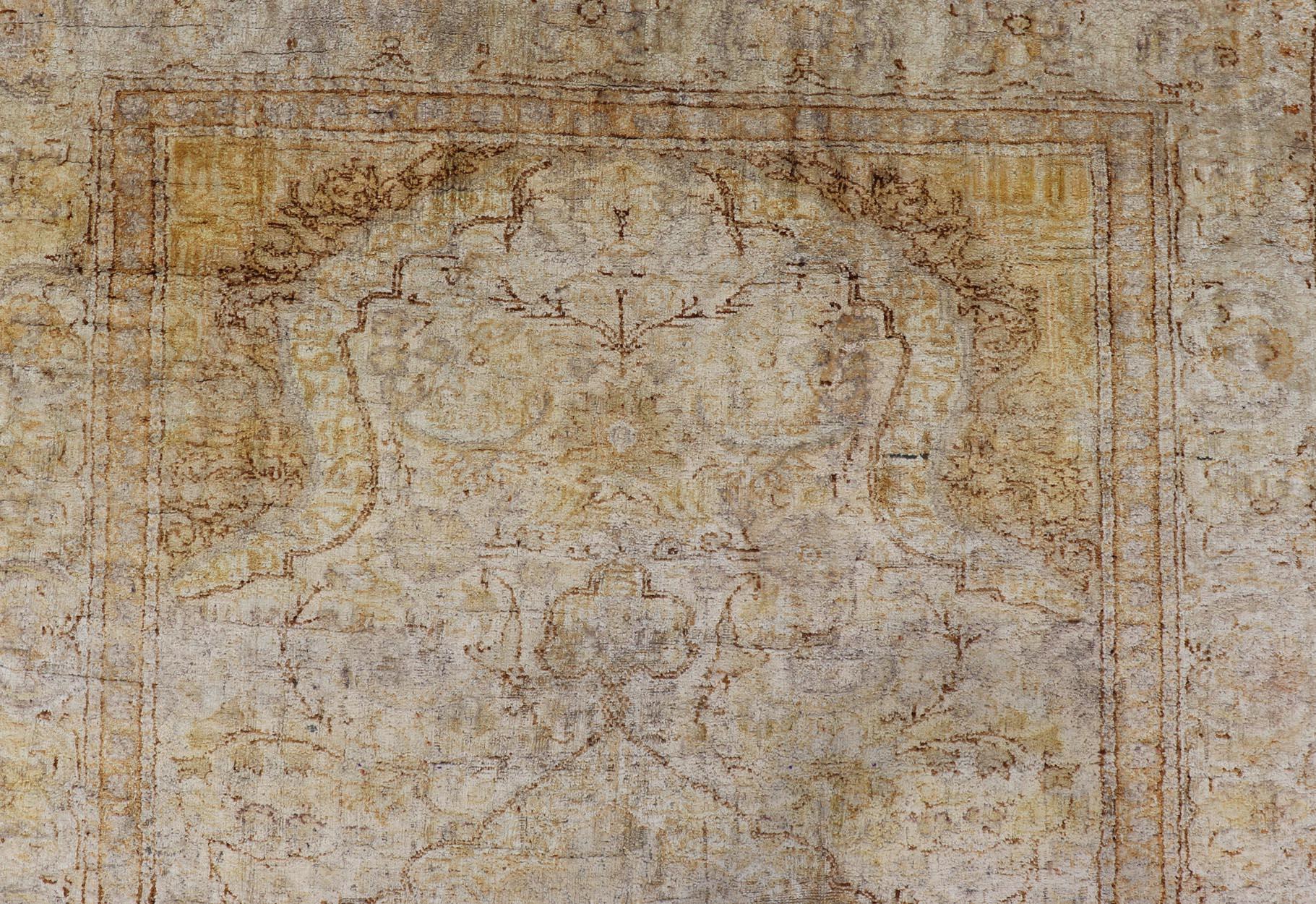 Alfombra turca Sivas de seda en tonos marfil, marrón y amarillo siglo XX en venta