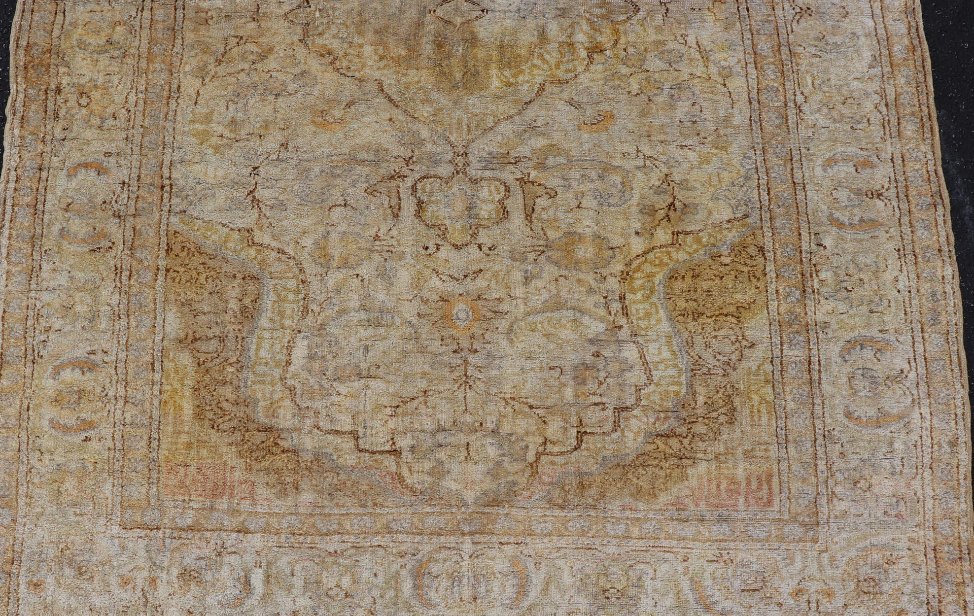 Alfombra turca Sivas de seda en tonos marfil, marrón y amarillo Seda en venta