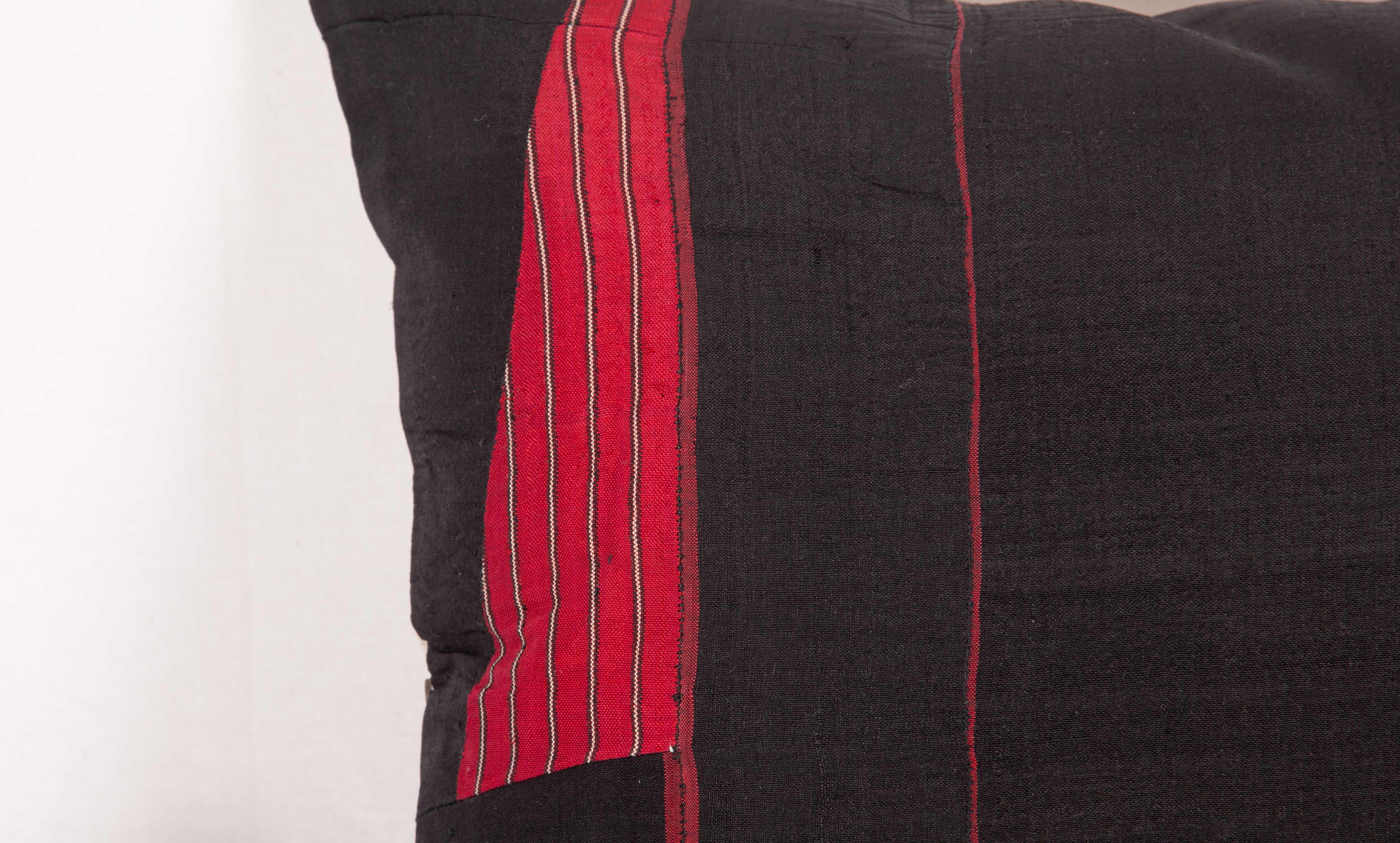 Tribal Taie d'oreiller en soie turkmène fabriquée à partir d'un manteau turkmène:: début du 20e siècle en vente
