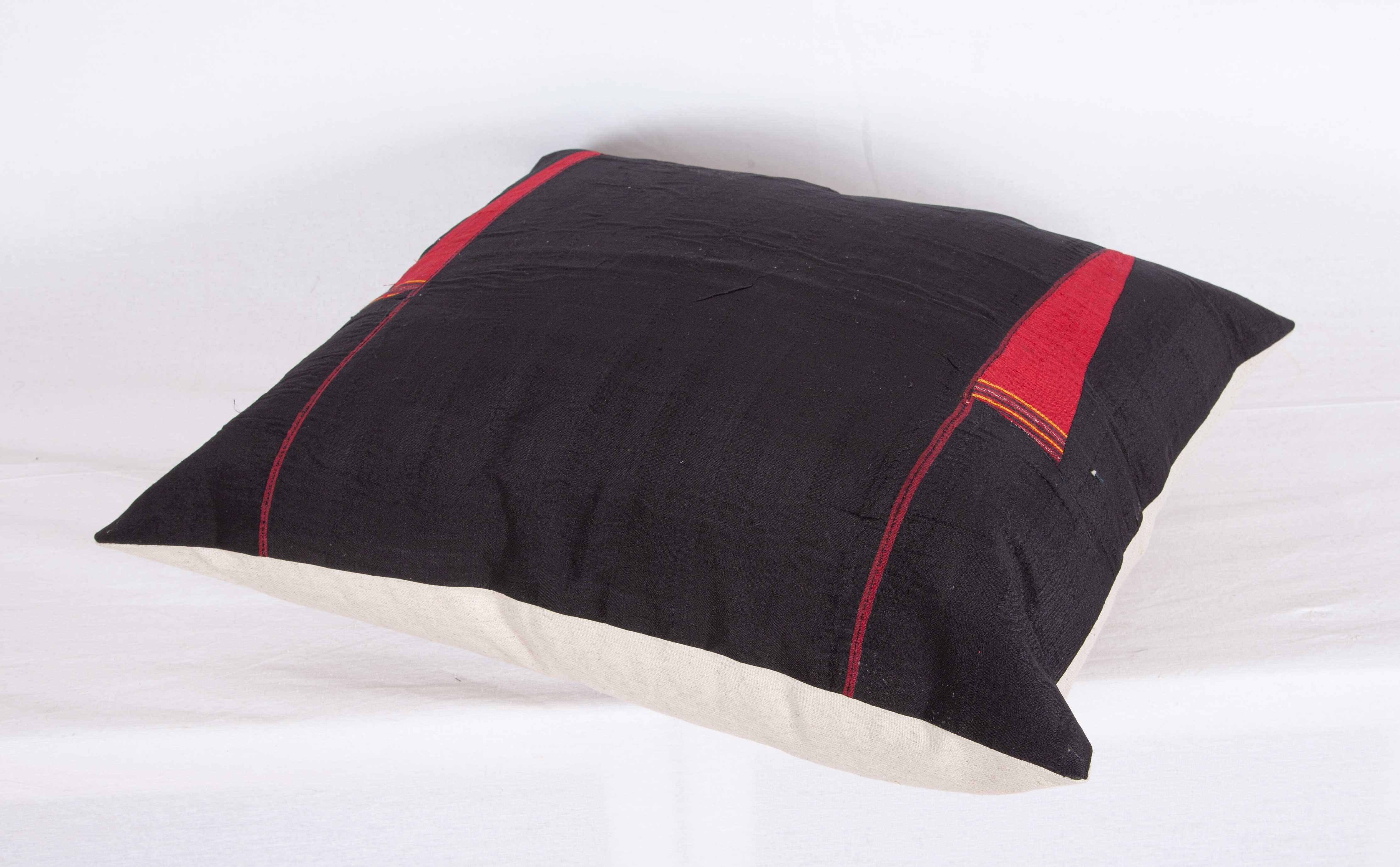 Funda de almohada de seda turcomana hecha con un abrigo turcomano, principios del siglo XX Turkmeno en venta