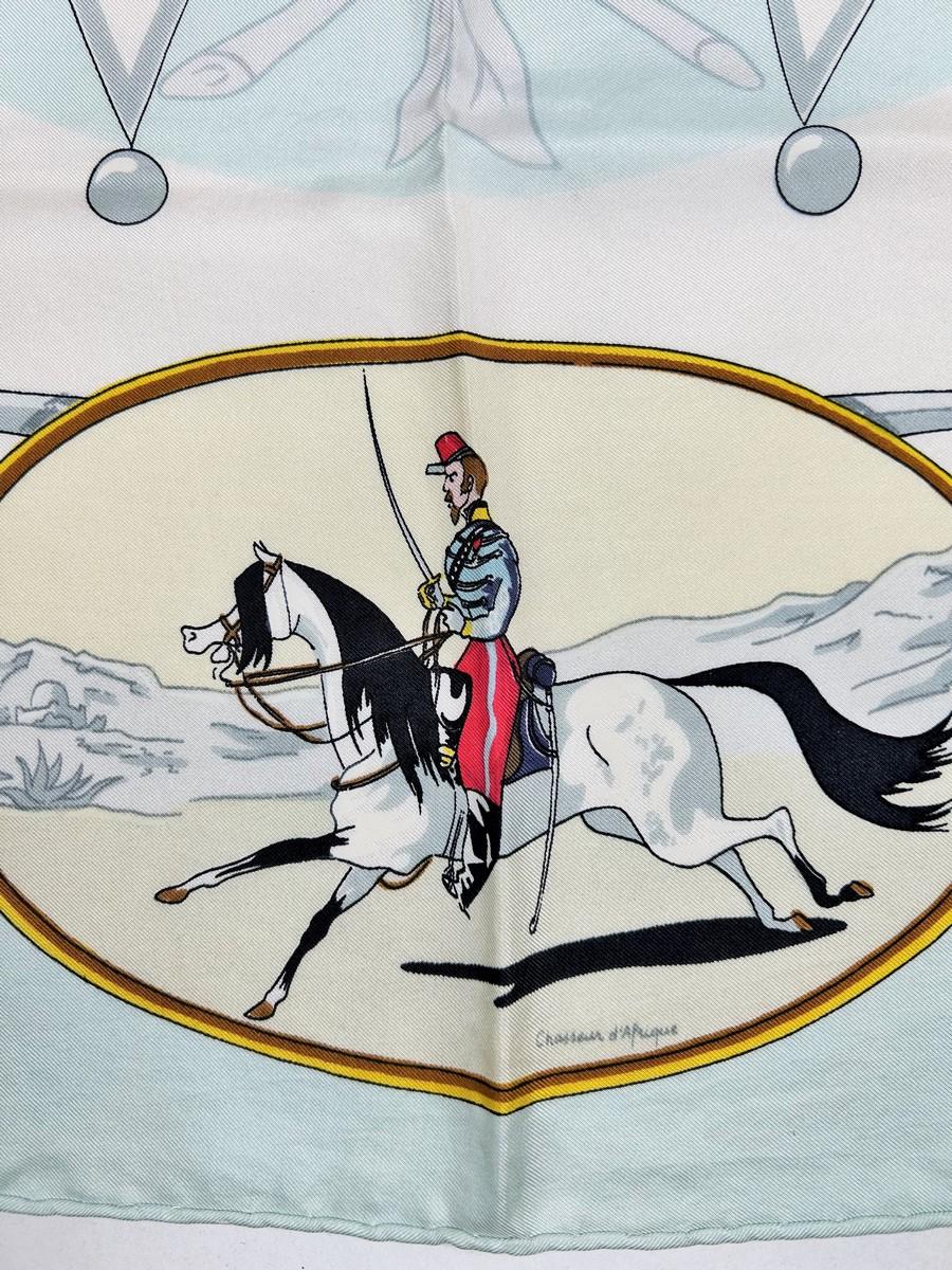 da uomo o donna Silk twill square scarf ‘L'armée d'Afrique’ LR. Paris Circa 1960 in vendita