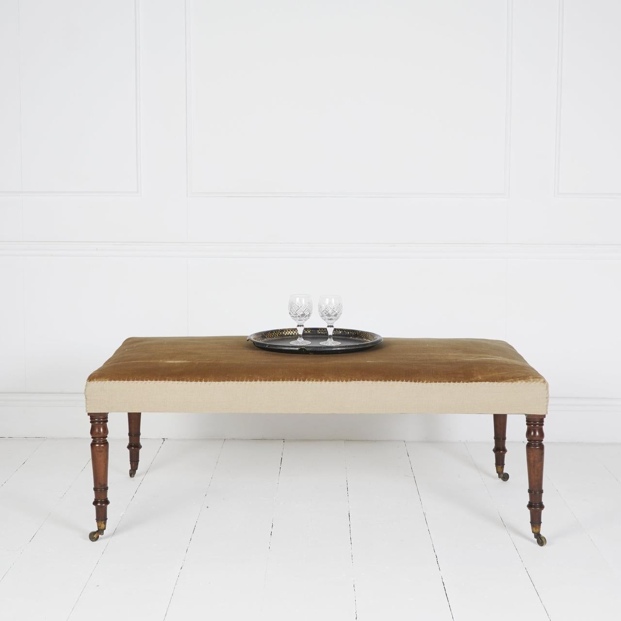 Antico sgabello ottomano inglese rivestito in velluto di seta che poggia su gambe in mogano e rotelle in ottone.

Adatto come tavolino da caffè, da letto o da finestra.

Dimensioni: H 19″  W 27″ D 51″

Rif. MS198