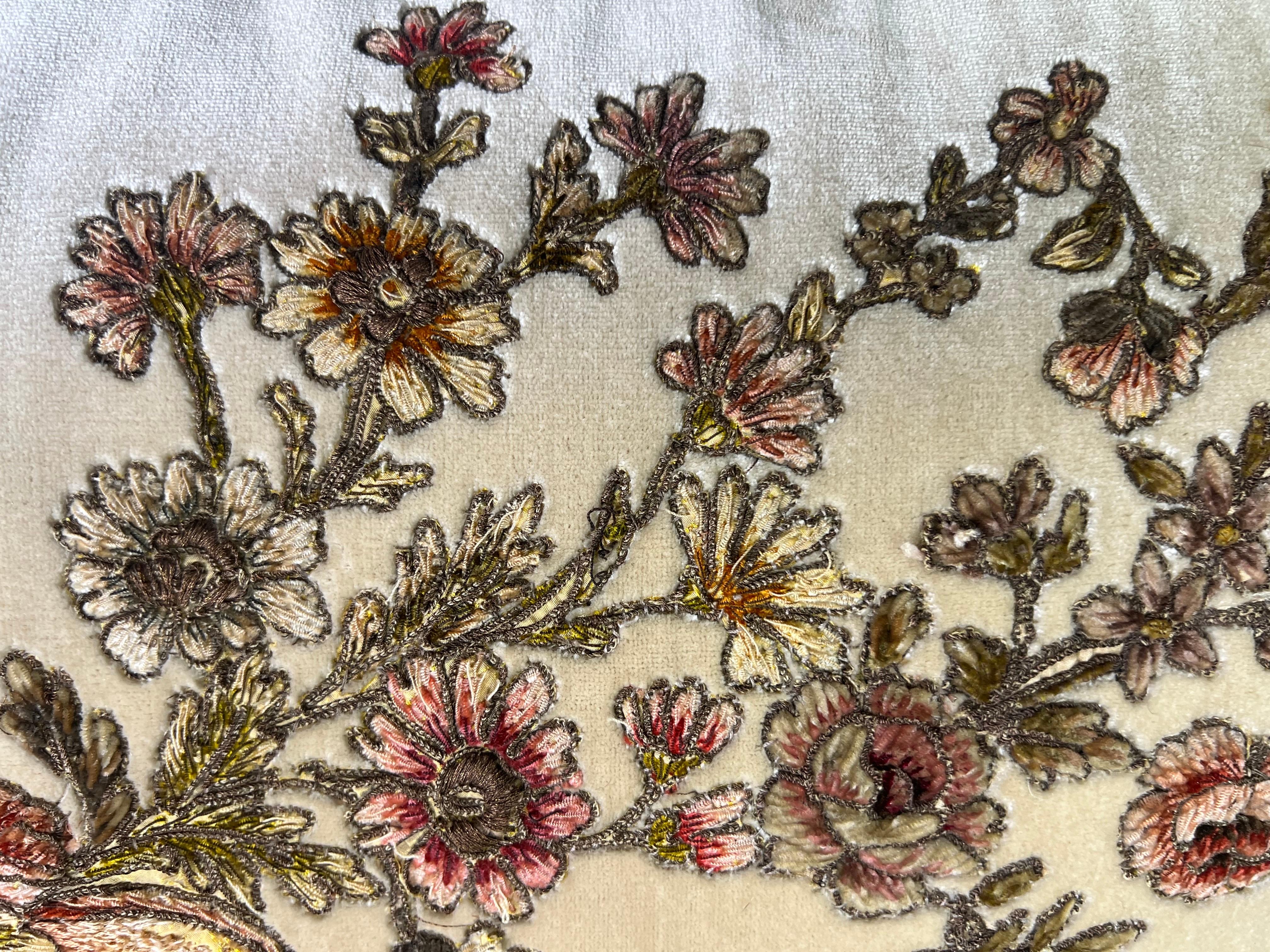 Cuscino da letto in velluto di seta con appliqué del XIX secolo In condizioni buone in vendita a Los Angeles, CA