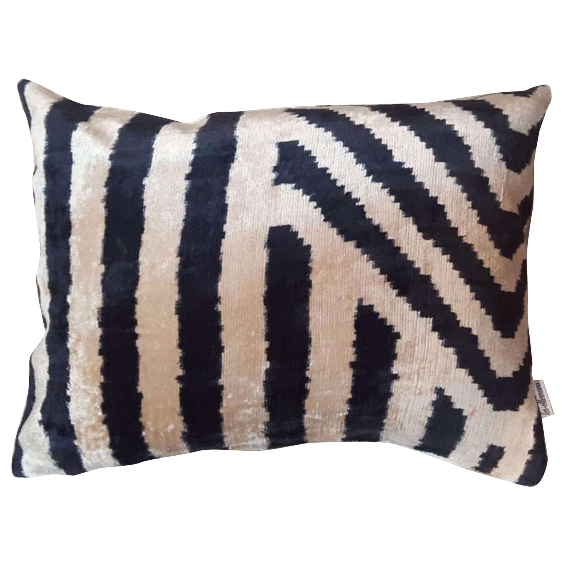 Handgewebtes Ikat-Kissen aus Seide und Samt mit B/W-Streifen