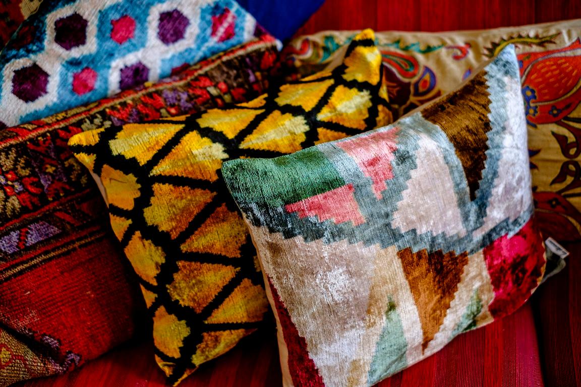 The softness of velvet and the brightness of silk join in this wonderful cushion inspired by the graphic and patterns of Mediterranean and ottoman style 

Front side silk velvet
Back side cotton.
 