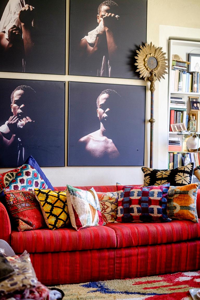 Autre Coussin Ikat en velours de soie tissé à la main - Or en vente