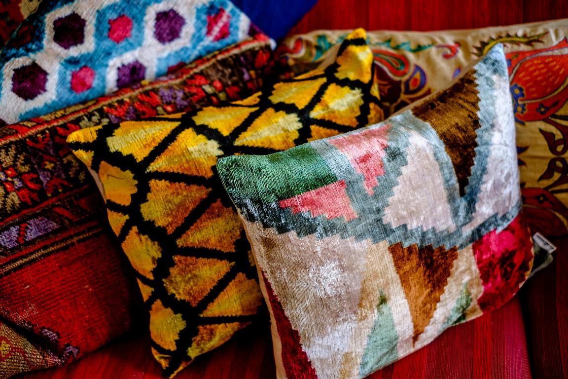 Die Weichheit von Samt und der Glanz von Seide vereinen sich in diesem wunderbaren Kissen, das von der Grafik und den Mustern des mediterranen und ottomanischen Stils inspiriert ist 

Vorderseite Seidensamt
Rückseite Baumwolle.
 
