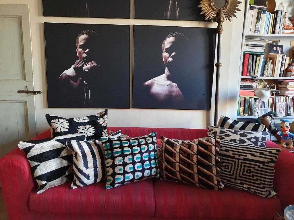 Verleihen Sie Ihrem Raum einen Hauch von Luxus und Farbe mit unseren Seidensamtkissen, die in einer Reihe von lebhaften Ikat-Designs erhältlich sind. Jedes Kissen kombiniert reiche Texturen mit kräftigen Mustern und verleiht jedem Raum Wärme und