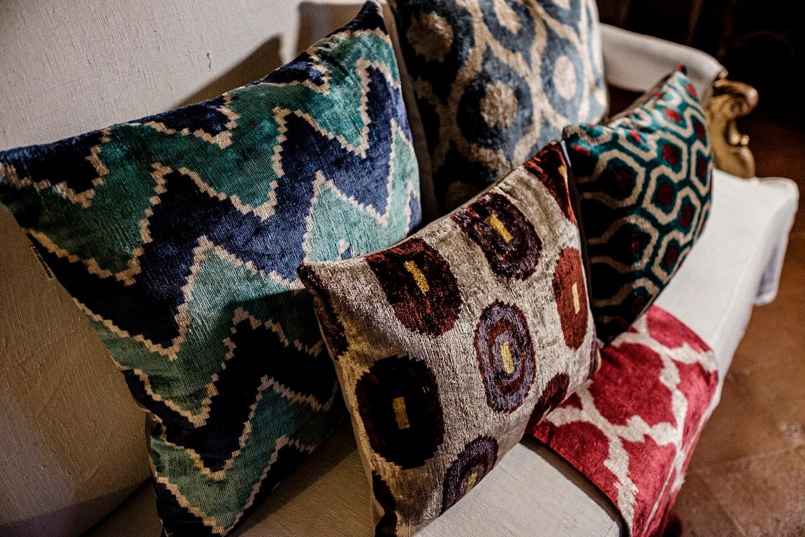 Die Weichheit von Samt und der Glanz von Seide vereinen sich in diesem wunderbaren Kissen, das von der Grafik und den Mustern des mediterranen und ottomanischen Stils inspiriert ist 

Vorderseite Seidensamt
Rückseite Baumwolle.
 