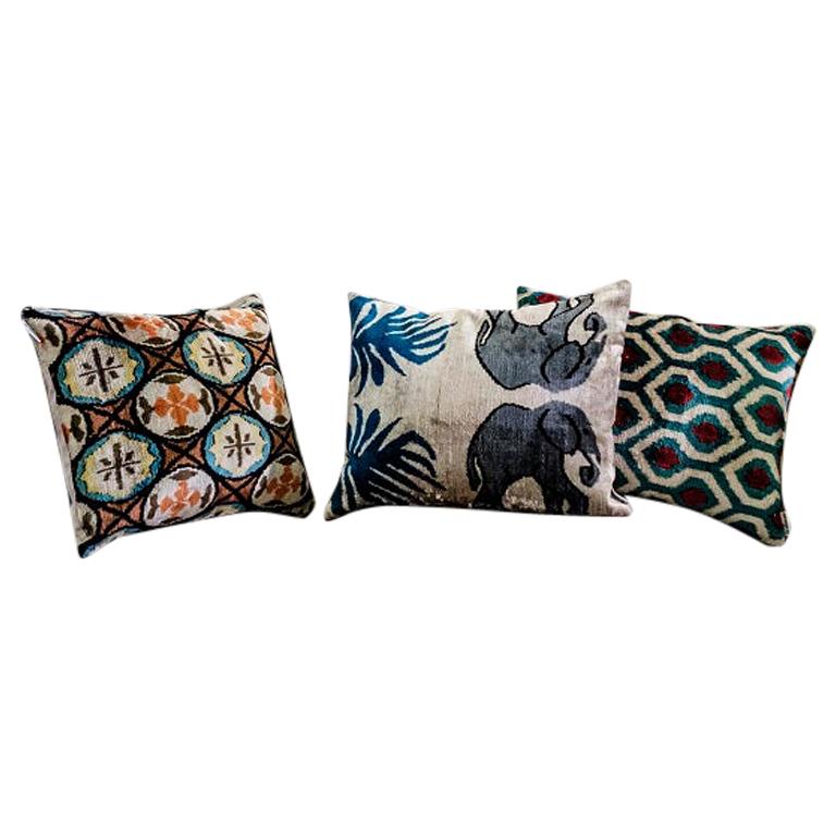 The softness of velvet and the brightness of silk join in this wonderful cushion inspired by the graphic and patterns of Mediterranean and ottoman style 

Front side silk velvet
Back side cotton.
 
