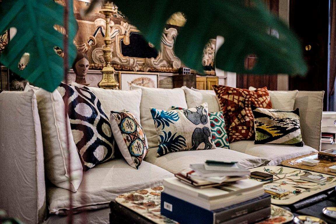 Tessuto a mano Cuscino Ikat in velluto di seta intrecciato a mano - V432 in vendita