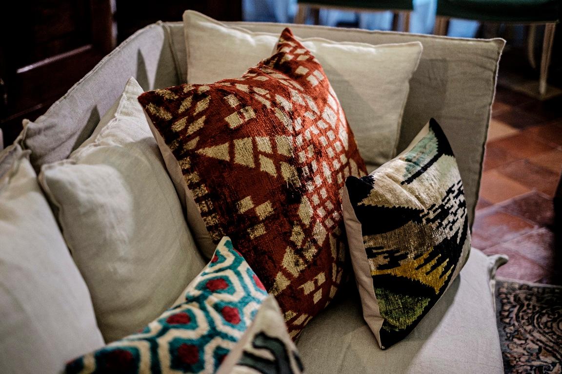 The softness of velvet and the brightness of silk join in this wonderful cushion inspired by the graphic and patterns of Mediterranean and ottoman style 

Front side silk velvet
Back side cotton.
 