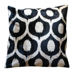 Coussin Ikat en velours de soie tissé à la main - Black Eye