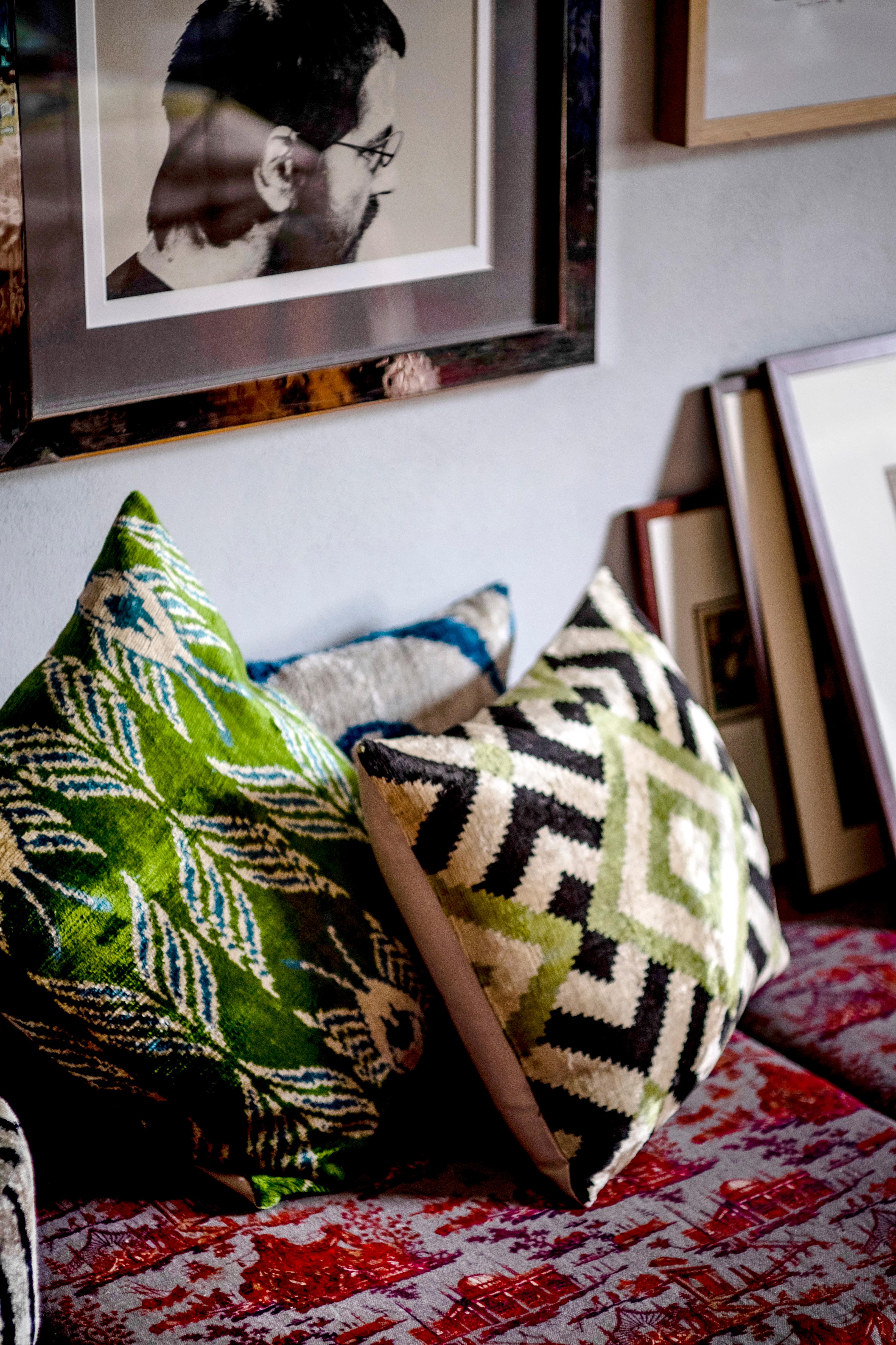 The softness of velvet and the brightness of silk join in this wonderful cushion inspired by the graphic and patterns of Mediterranean and ottoman style 

Front side silk velvet
Back side silk ikat.
 