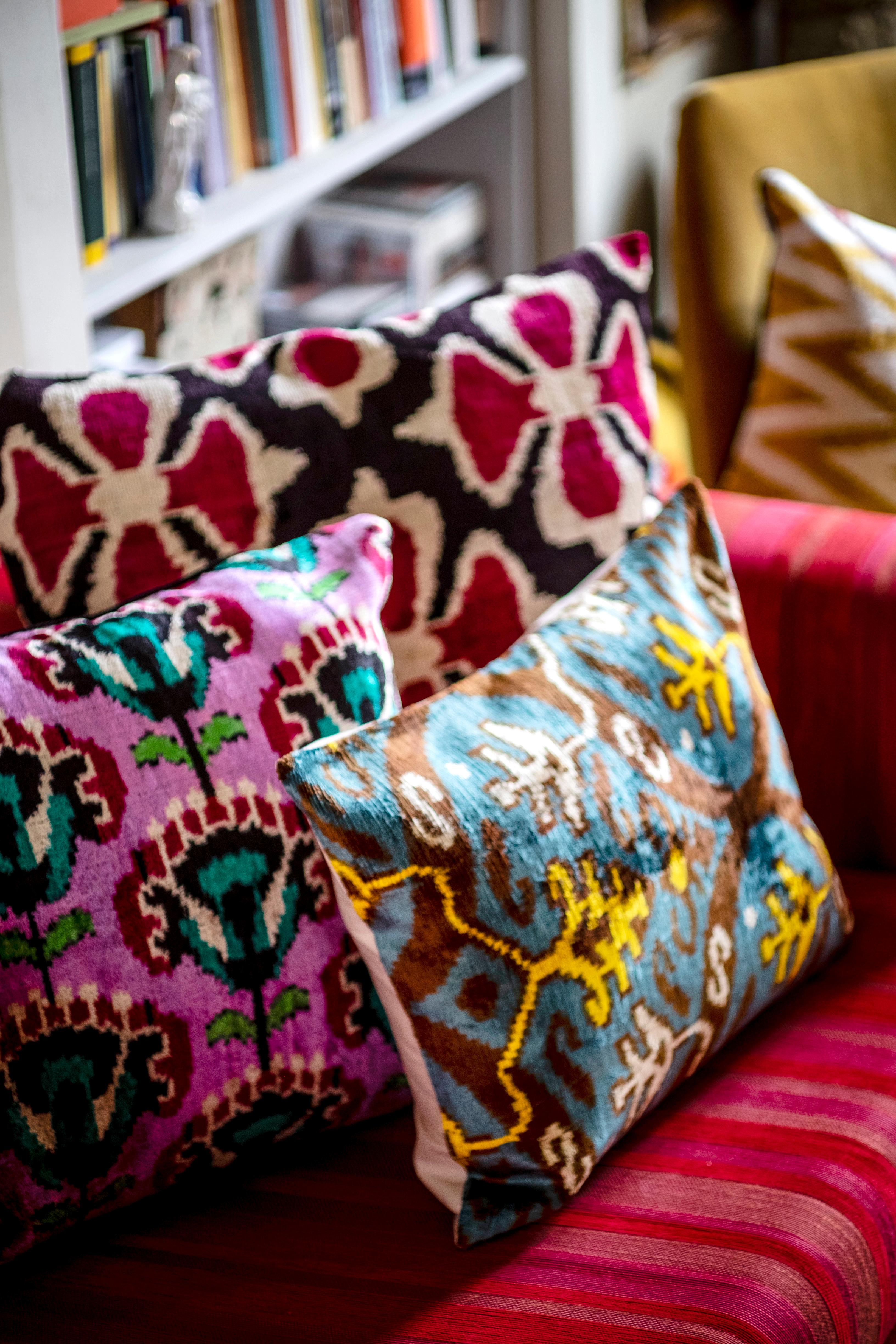The softness of velvet and the brightness of silk join in this wonderful cushion inspired by the graphic and patterns of Mediterranean and ottoman style 

Front side silk velvet
Back side silk ikat.
 