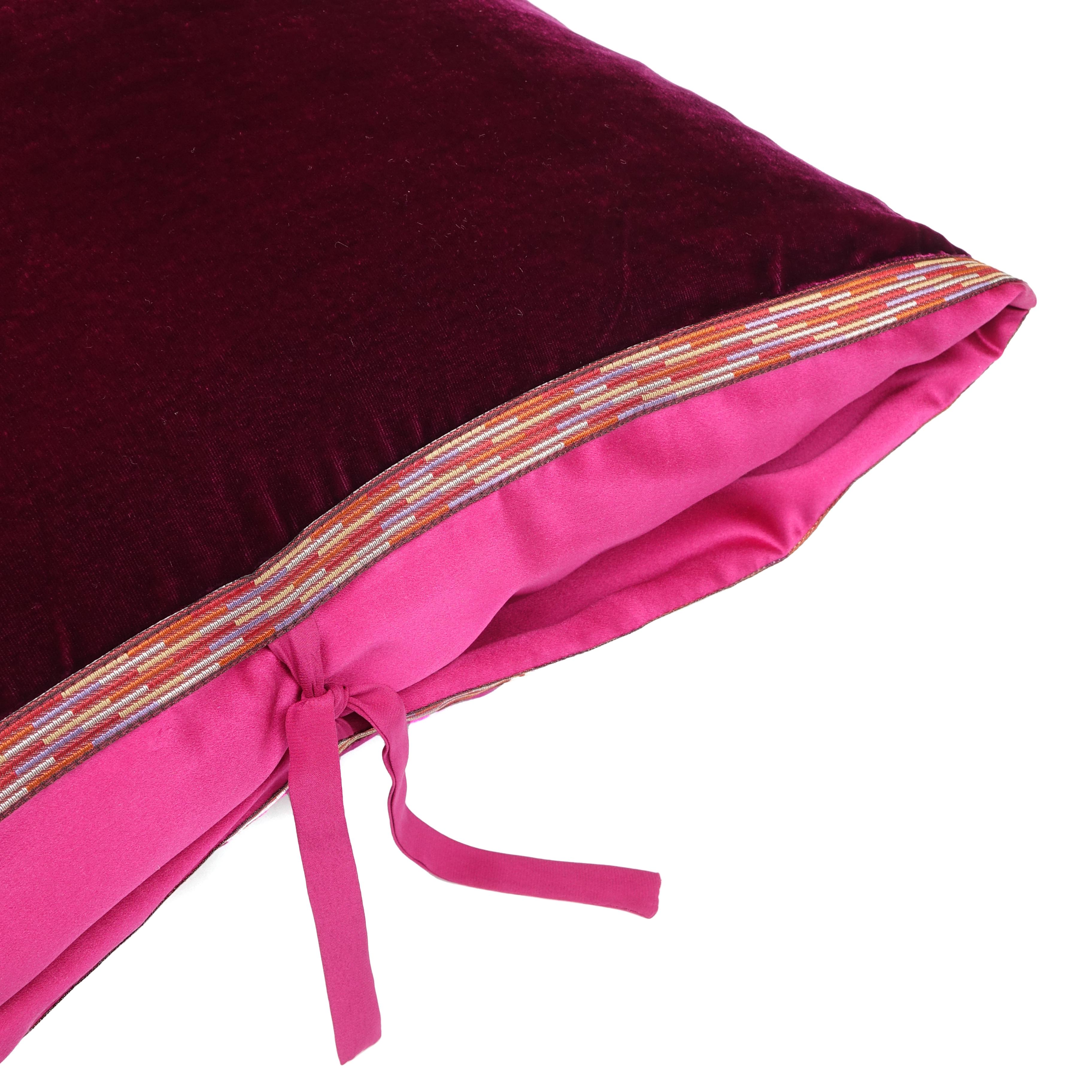 Un lujoso cojín decorativo hecho a mano de seda maciza y terciopelo de rayón, ideal para añadir riqueza de color y comodidad a cualquier salón, dormitorio o sala de estar contemporáneos. El terciopelo de seda es un tejido de alta calidad con un pelo