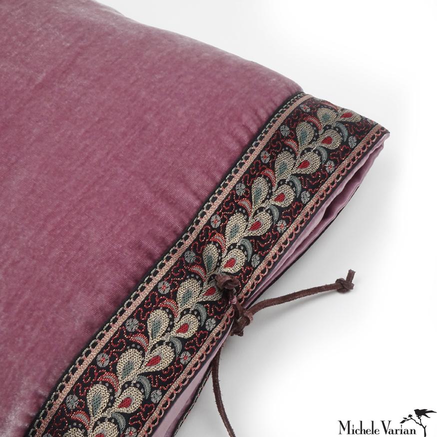 Silk Velvet Throw Pillow Mauve Mist In New Condition In Brooklyn, NY