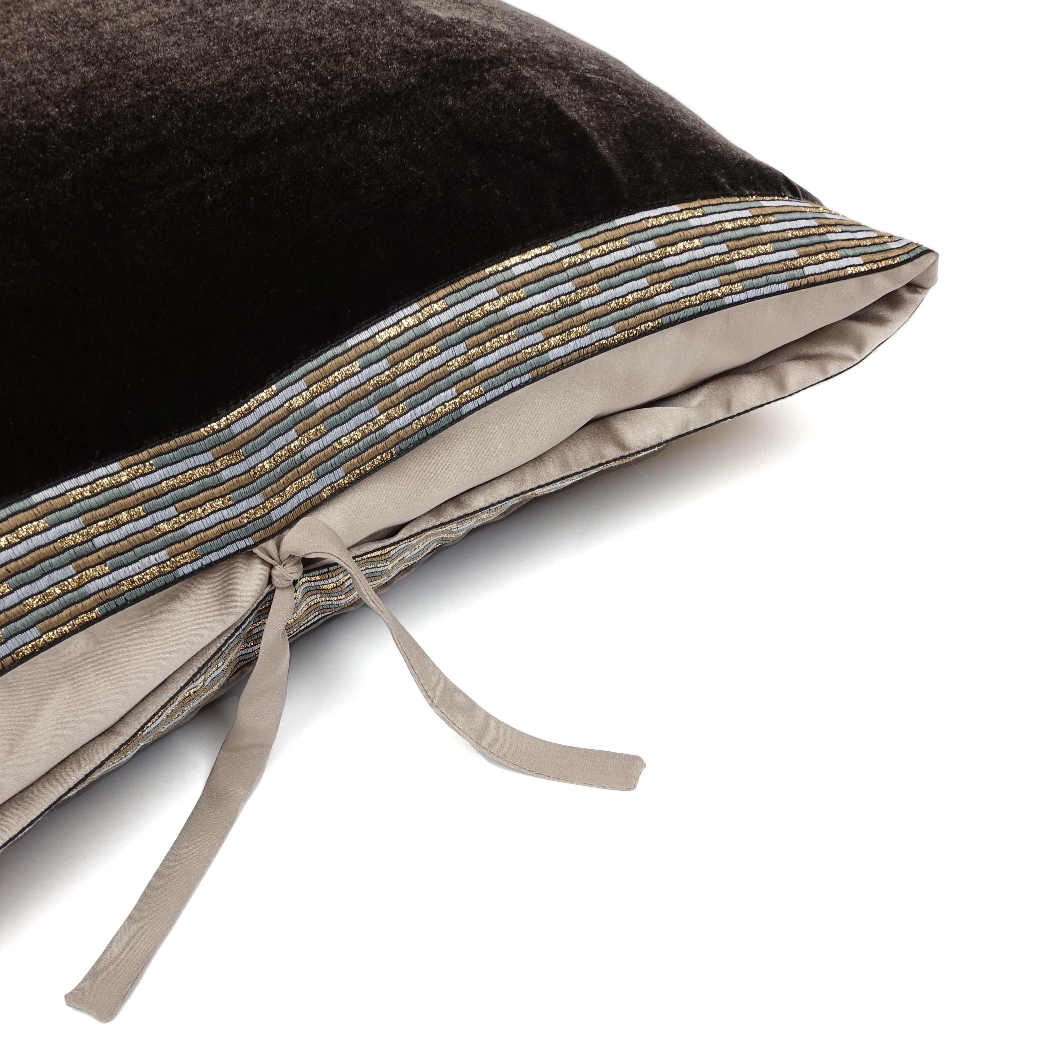 Un luxueux coussin décoratif fait à la main en soie solide et en velours de rayonne, idéal pour ajouter une couleur riche et du confort à tout salon, chambre à coucher ou salle de séjour contemporaine. Le velours de soie est un tissu de haute