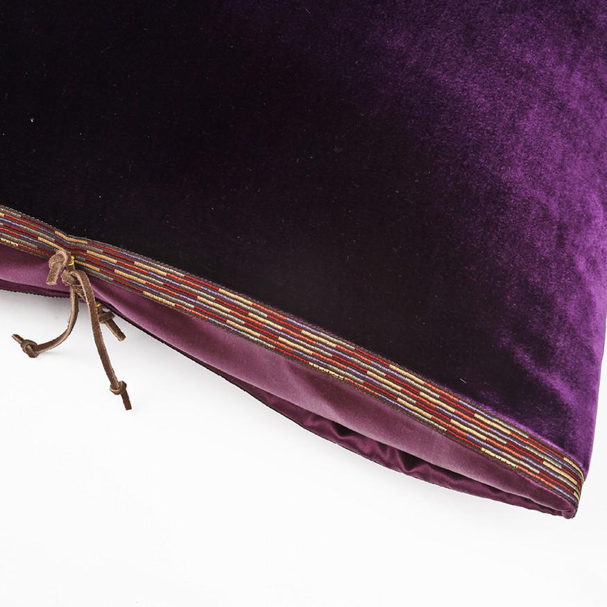 Un lussuoso cuscino decorativo fatto a mano in velluto di seta e rayon, ideale per aggiungere colore e comfort a qualsiasi soggiorno, camera da letto o salotto contemporaneo. Il velluto di seta è un tessuto di alta qualità con un pelo morbido e