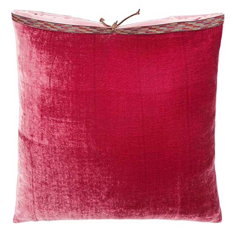 Coussin décoratif en velours de soie framboise