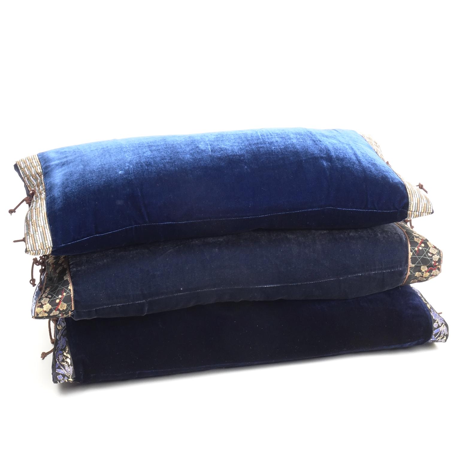 Américain Coussin décoratif en velours de soie bleu marin en vente