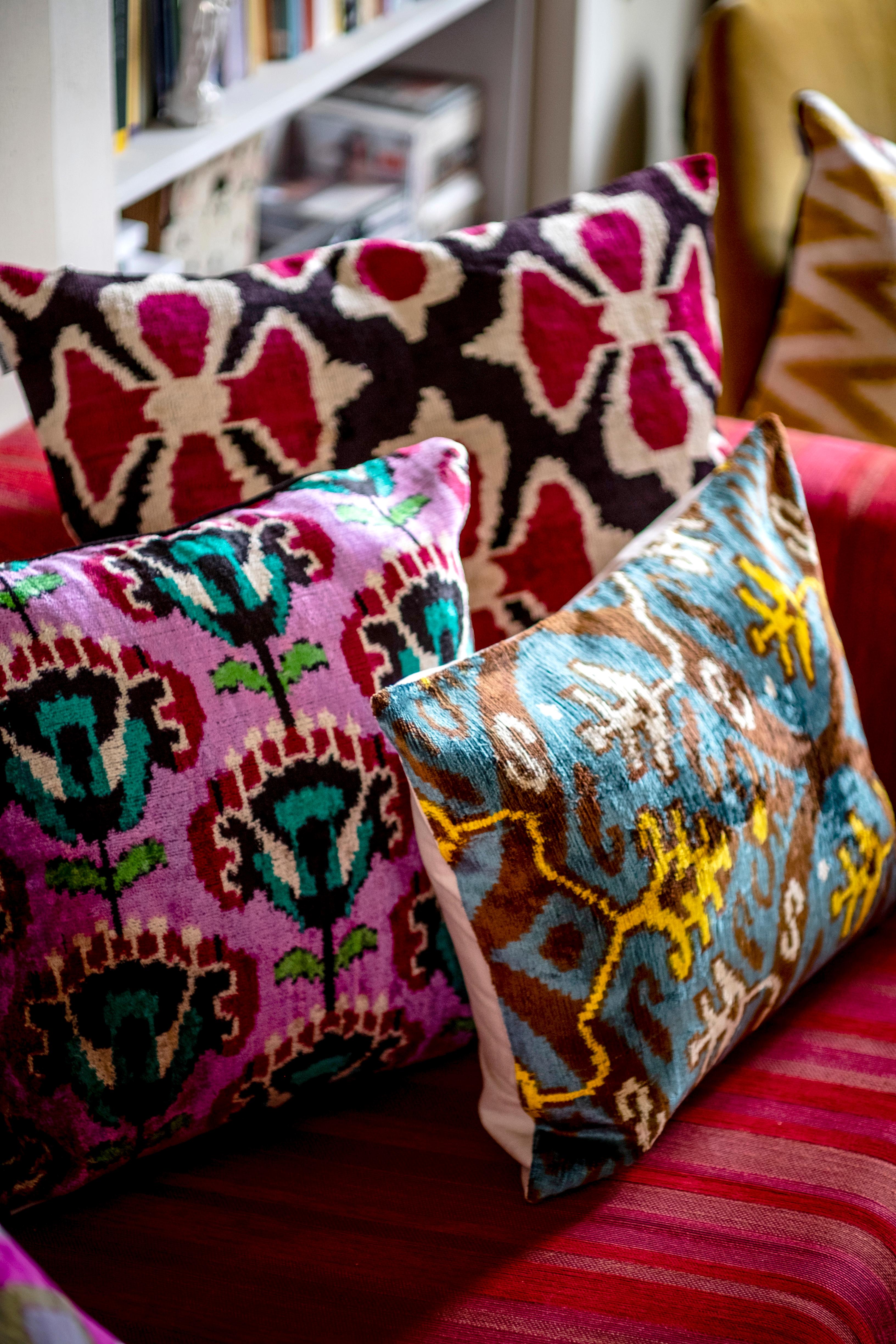 The softness of velvet and the brightness of silk join in this wonderful cushion inspired by the graphic and patterns of Mediterranean and ottoman style 

Front side silk velvet
Back side silk ikat
    