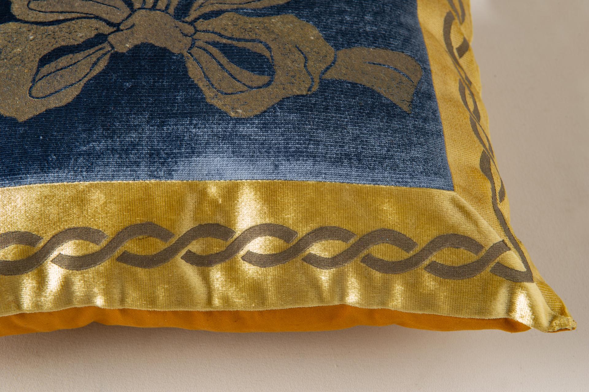 Silk Velvet Venetian Pillow In Excellent Condition For Sale In Alessandria, Piemonte