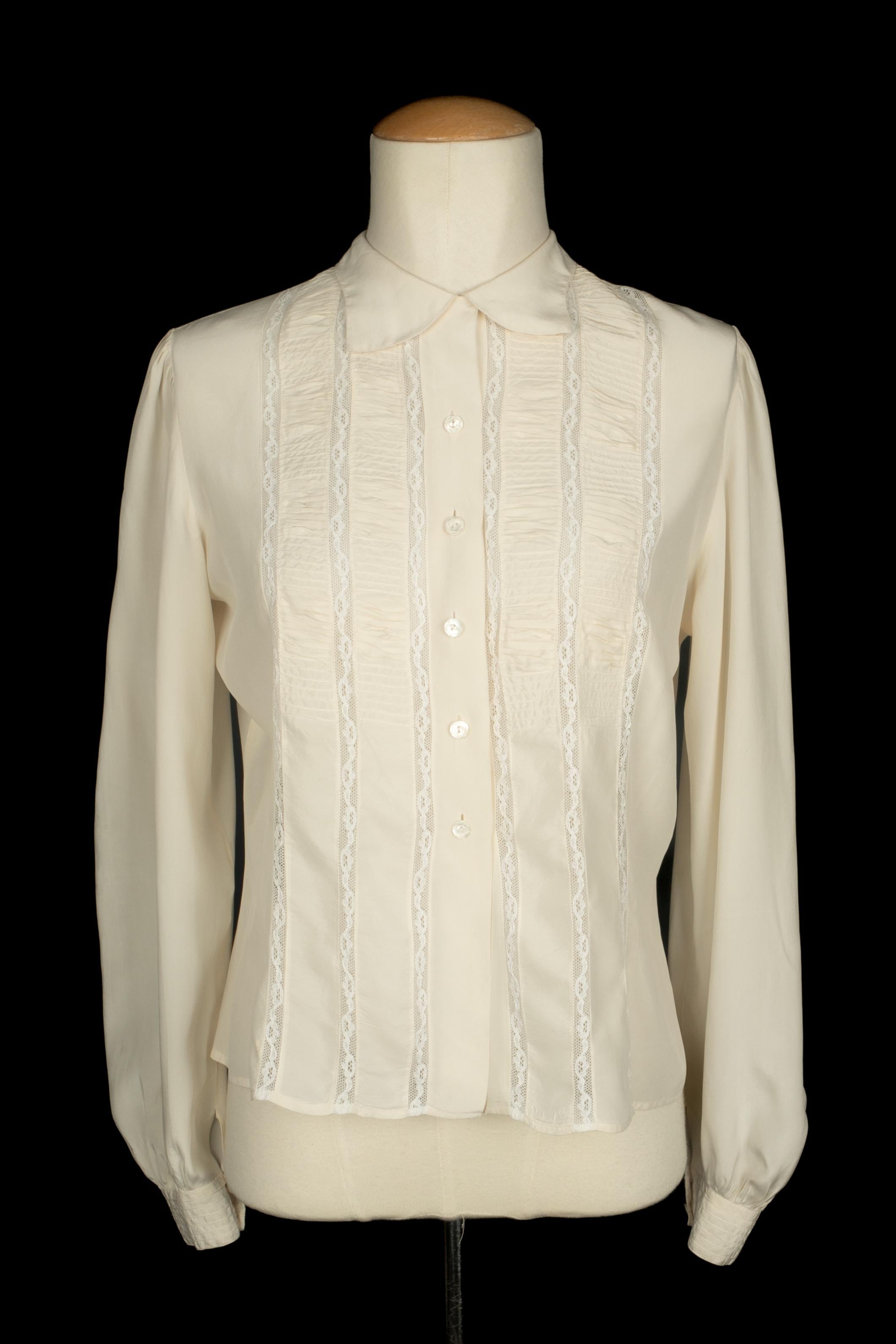 Unknown - (Made in France) Cream-color lace and silk blouse. Composition and size labels missing, it fits a 36FR.

Condition:
Very good condition

Dimensions:
Shoulder width: 39 cm - Chest: 52 cm - Sleeve length: 62 cm - Length: 55 cm

SKU:FH281