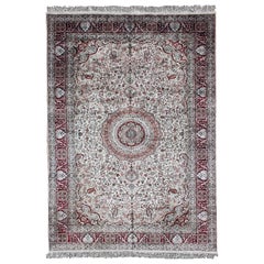 Tapis médaillon vintage en soie de conception Isfahan avec éléments floraux complexes