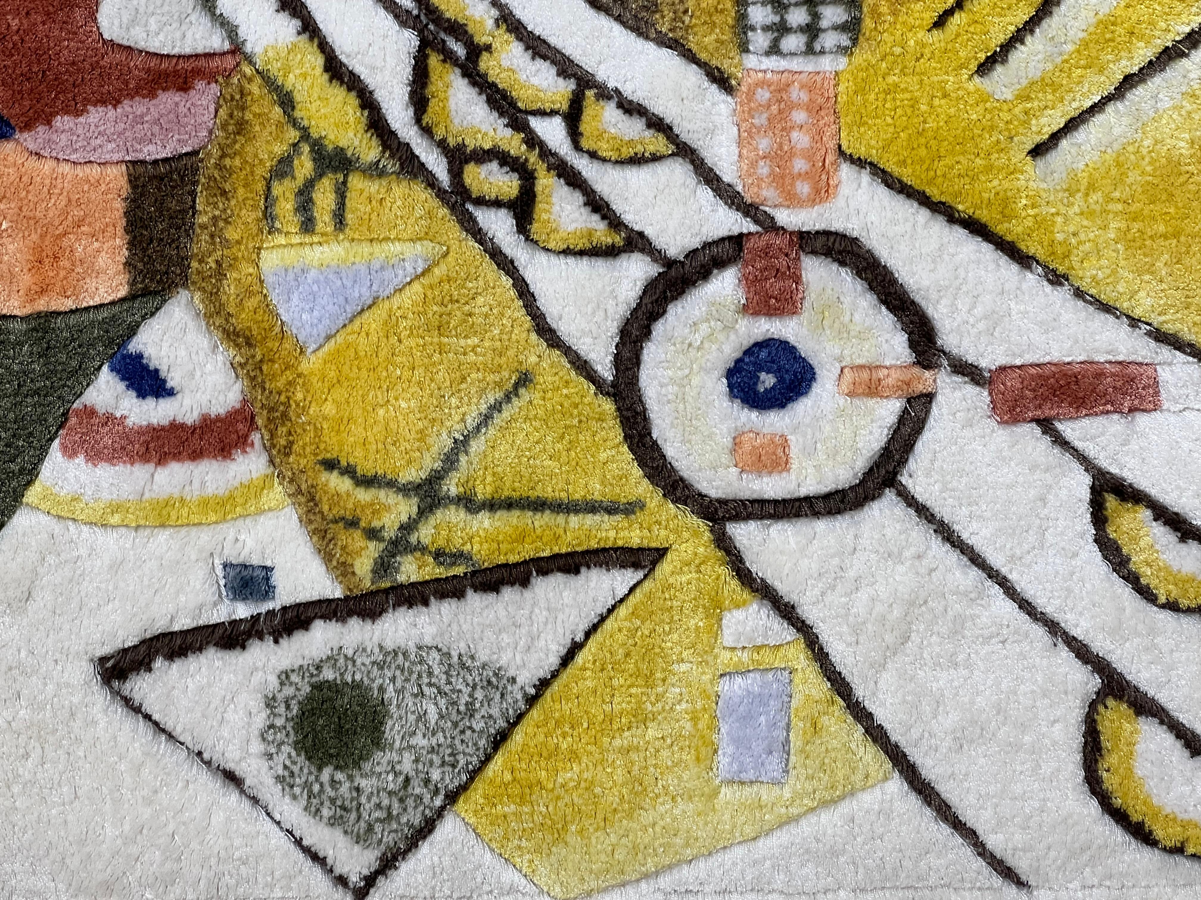 Petit tapis mural noué à la main en Chine avec trame, chaîne et molleton de soie, raffiné dans sa facture et ses couleurs, reproduit une œuvre de Wassily Kandinsky (Moscou 1866 - Nature 1944) peintre russe naturalisé français, qui fut un précurseur