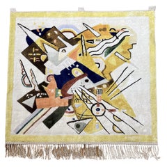 Un tapis mural en soie représentant un tableau de Wassily Kandinsky