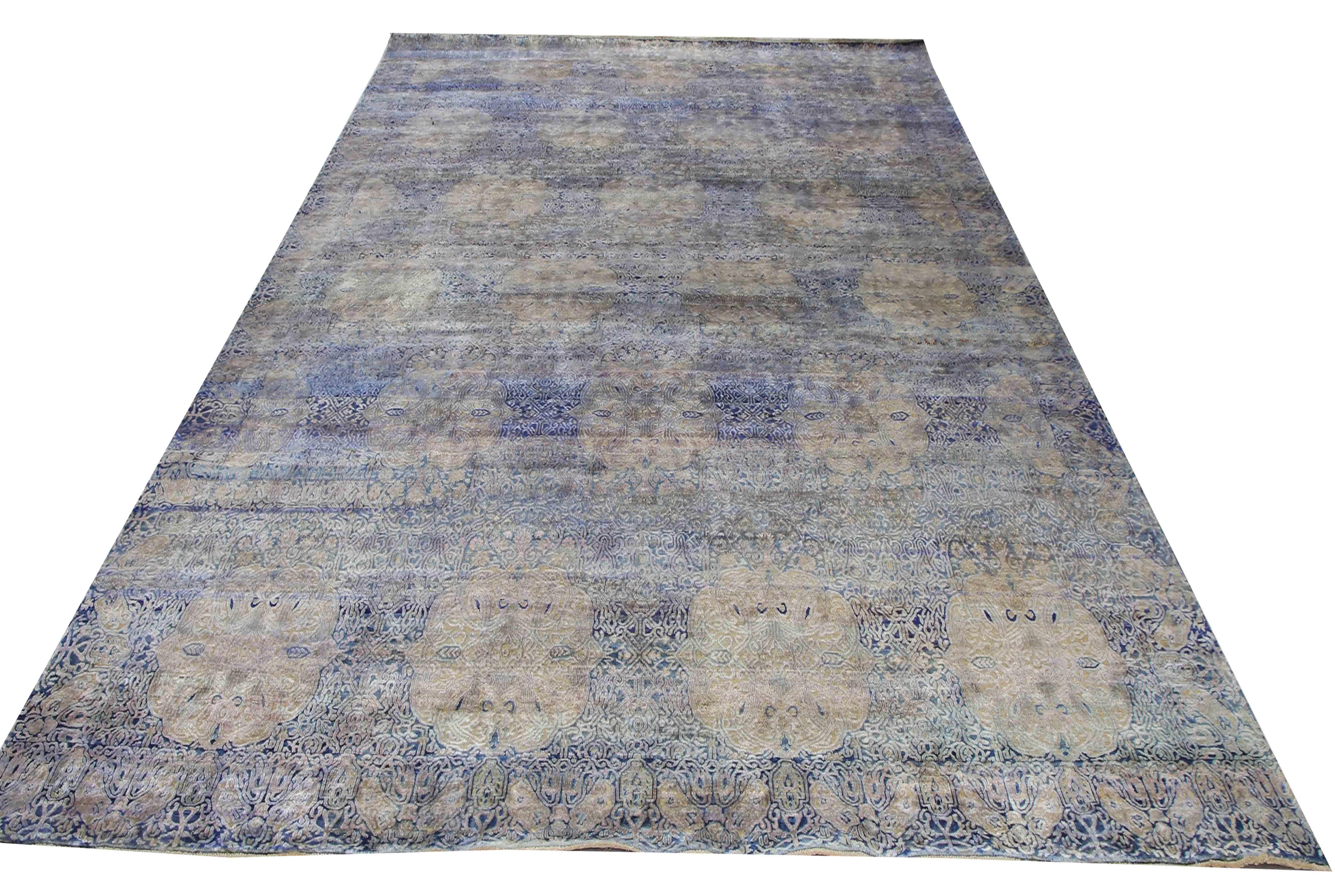 Ce superbe tapis en soie et en laine mesure 11'9'' x 14'11'' et constitue une véritable œuvre d'art. Sa palette s'inspire des magnifiques bleus d'Istanbul et il est fabriqué à partir d'une combinaison de laine indienne et de soie filée à la main.