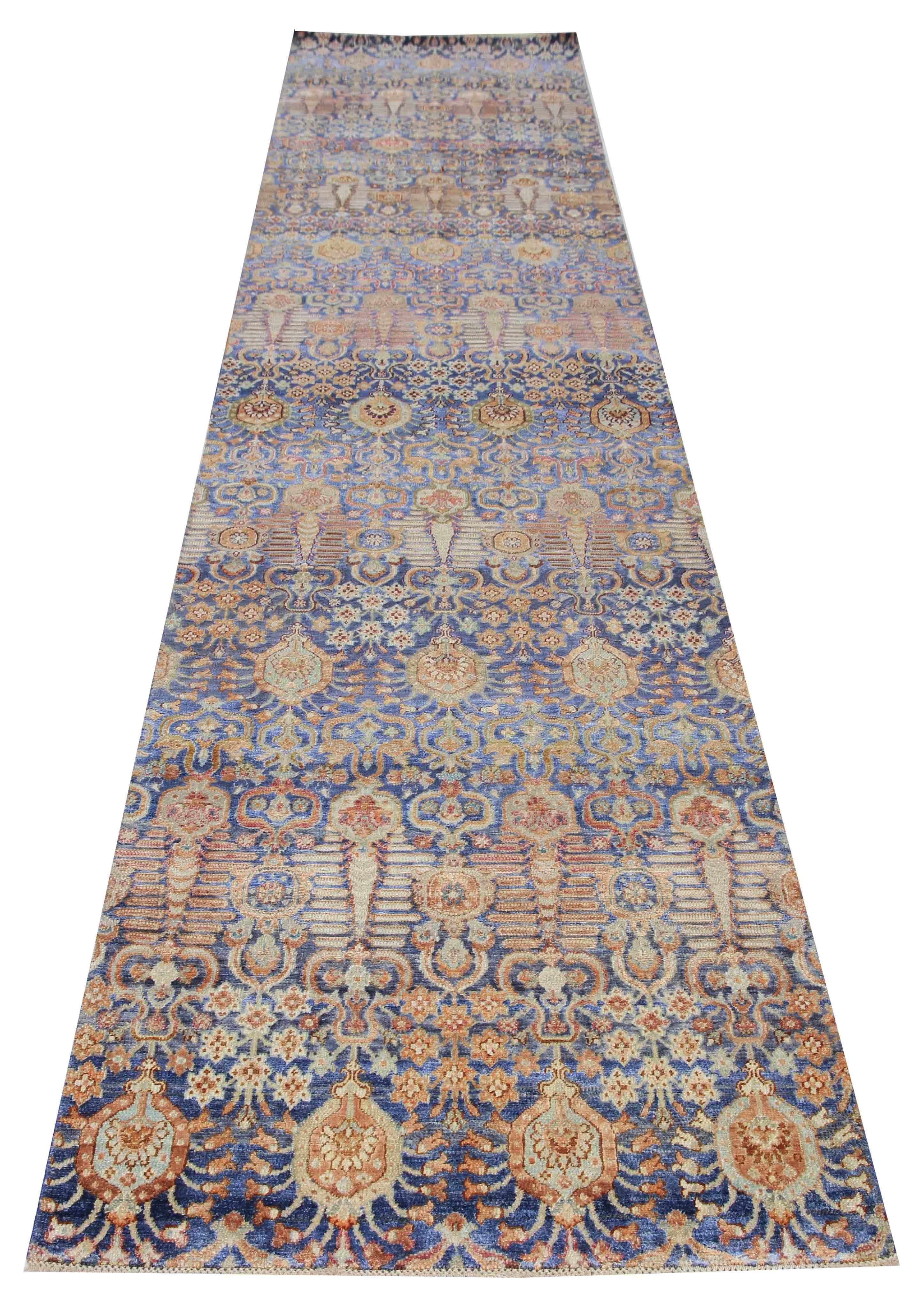Ce tapis en soie et laine est un magnifique chemin de table mesurant 3' x 14'11''. Le tapis présente des répétitions de motifs floraux simples qui forment le champ de ce tapis en laine vintage tissé à la main. Les motifs striés ont un charme