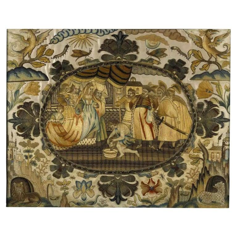 Eine Seidenstickerei aus dem 17. Jahrhundert mit dem zentralen Thema der Dekollation des Heiligen Johannes des Täufers, die der Tochter der Herodias auf einem großen Teller präsentiert wird. Das Reservat mit Sonne und Mond, extravaganten Vögeln,