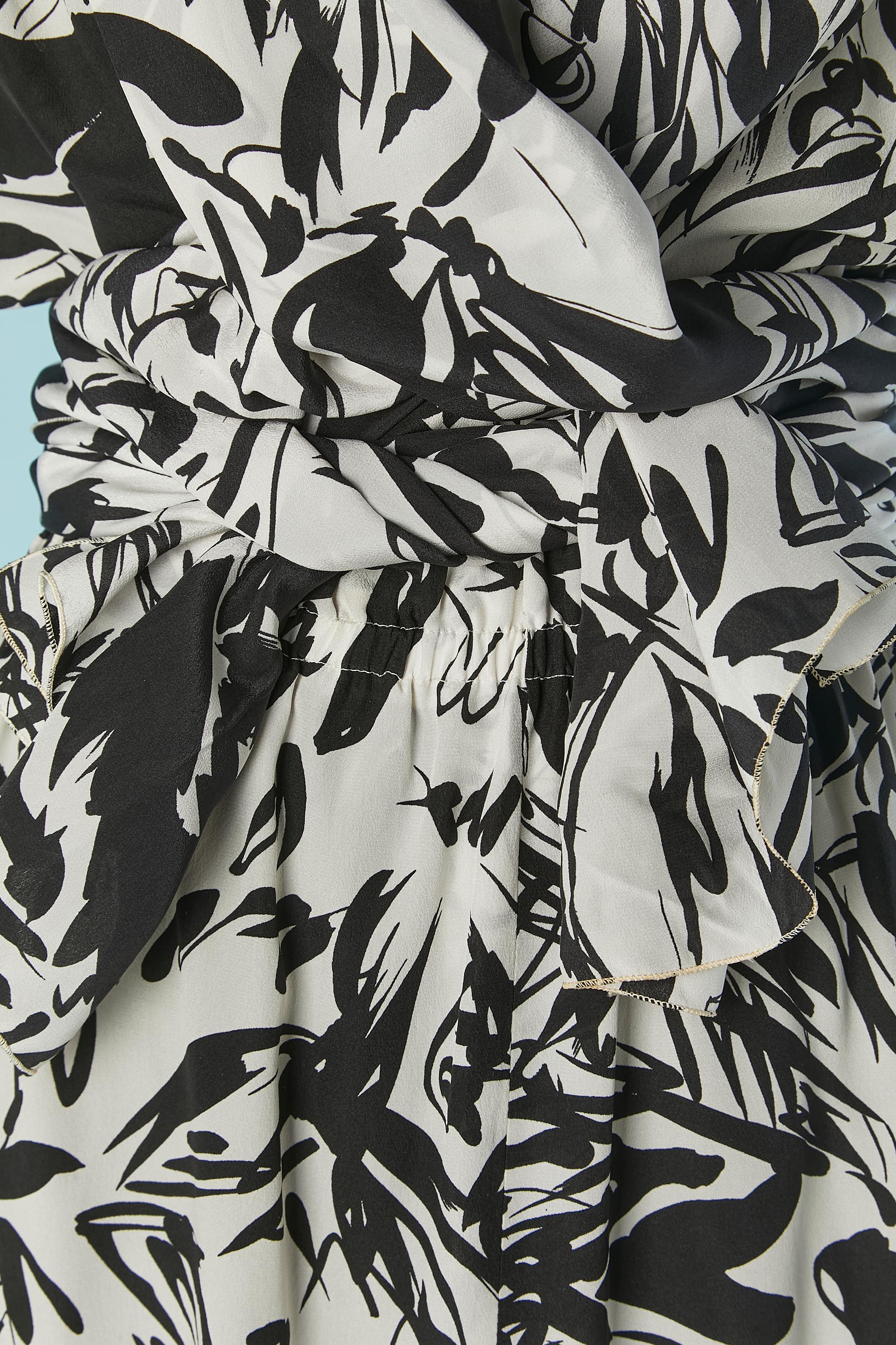Silk wrapped dress with black and white print. There is a top lay over the dress which is crossed on the front and tied on the back. Elastic waist . Split on the middle front, lenght = 25cm
SIZE M 